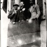 “25 aprile 1945. Un popolano parla dal parapetto di una casa a Pianengo”